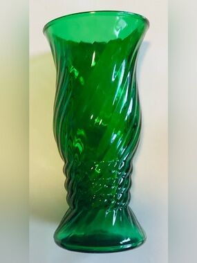 E.O. Brody,Cleaveland,Ohio, VTG Emerald Green Glass Vase 9.5” tall,made in USA